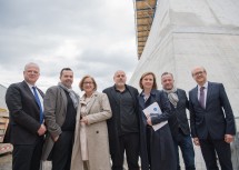 Bei der Gleichenfeier der Landesgalerie Niederösterreich: Bürgermeister Reinhard Resch, Architekt Stefan Marte, Landeshauptfrau Johanna Mikl-Leitner, Architekt Bernhard Marte, Geschäftsführerin Julia Flunger-Schulz, der Künstlerische Direktor Christian Bauer und Gerald Höninger, Geschäftsführer der Dywidag (Dyckerhoff & Widmann Ges.m.b.H.) (v.l.n.r.)