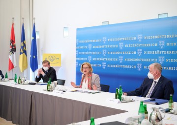 Landeshauptfrau Johanna Mikl-Leitner (m.), LH-Stellvertreter Franz Schnabl (r.) und Landesrat Gottfried Waldhäusl (l.) beim dritten Ukraine-Gipfel im NÖ Landhaus.