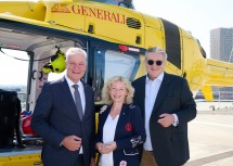 Vor dem Christophorus-Hubschrauber (v.l.n.r.): Landesrat Anton Kasser, Landesrätin Eva Prischl und Stadtrat Peter Hacker.