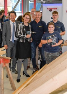 Bezirkshauptmann Johann Seper, Messedirektor Werner Roher und Bildungs-Landesrätin Christiane Teschl-Hofmeister mit interessierten Kindern bei Fa. Holzbau Winkler