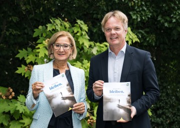 Landeshauptfrau Johanna Mikl-Leitner und Geschäftsführer Michael Duscher mit der neuen Broschüre