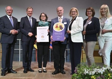 Großschönau im Waldviertel gewann den Dorferneuerungspreis in Gold (von links): Landeshauptmann a. D. Erwin Pröll, Landeshauptmann Thomas Stelzer, Elisabeth Wachter, Bürgermeister Martin Bruckner, Landeshauptfrau Johanna Mikl-Leitner, Maria Forstner (Dorferneuerung NÖ) und Theres Friewald-Hofbauer.