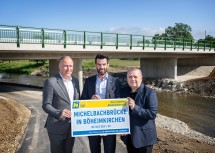 LH-Stellvertreter Udo Landbauer und Straßenbaudirektor-Stellvertreter Rainer Irschik und Vizebürgermeister Franz Gugerell eröffneten die Brücke über den Michelbach.