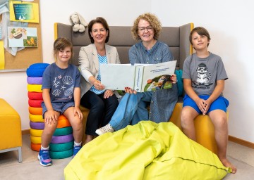 Barbara Trettler, Geschäftsführerin der Familienland Niederösterreich GmbH, und Familien-Landesrätin Christiane Teschl-Hofmeister mit den Kindern Marlene und Karli.