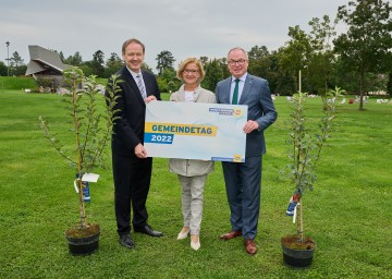Landeshauptfrau Johanna Mikl-Leitner flankiert von IV-Chefökonom Christian Helmenstein und LH-Stellvertreter Stephan Pernkopf beim Energie- und Umwelt-Gemeindetag in Grafenegg.
