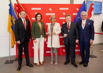 St. Pöltens Bürgermeister Matthias Stadler (von links), Bundesministerin Elisabeth Köstinger, Landeshauptfrau Johanna Mikl-Leitner, Städtebundpräsident Michael Ludwig und Gemeindebundpräsident Alfred Riedl beim 70. Städtetag in St. Pölten.