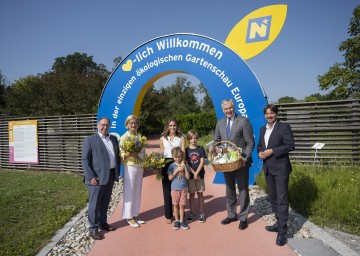 Am Foto: VzBgm. Harald Schinnerl, (Vorsitzender des Aufsichtsrats der GARTEN TULLN), Landeshauptfrau Johanna Mikl-Leitner, Tanja Friedrich mit Moritz und Nico, Landesrat Martin Eichtinger und Geschäftsführer Franz Gruber begrüßen die 3 millionste Besucherin auf dem Gelände der GARTEN TULLN.