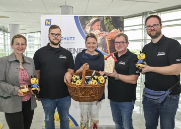 (v.l.) Berufsimkerin Verena Hagelkruys, Fabian Liendl (Werkschatz St. Pölten), Landesrätin Susanne Rosenkranz, Werkstattleiter der Caritas St. Pölten Karl Strasser und Manuel Kari (Holzwerkstatt Paudorf).