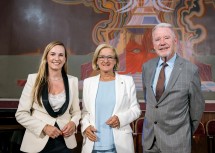 Landeshauptfrau Johanna Mikl-Leitner mit der Geschäftsführerin des Stadttheater Wiener Neustadt Maria Großbauer und Bürgermeister Klaus Schneeberger im traditionsreichen Stadttheater Wiener Neustadt.