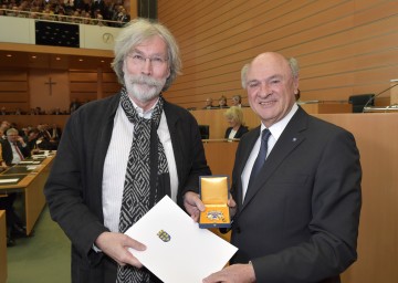 Ehrenzeichenüberreichung im Sitzungssaal des NÖ Landtages in St. Pölten: Der Fotograf und Filmemacher Mag. Georg Riha erhielt aus den Händen von Landeshauptmann Dr. Erwin Pröll (von links nach rechts) das Goldene Ehrenzeichen für Verdienste um das Bundesland Niederösterreich.