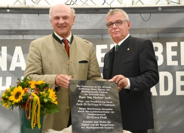 Enthüllung der Einweihungstafel durch Landeshauptmann Dr. Erwin Pröll und Bürgermeister Ing. Herbert Leeb. (v.l.n.r.)