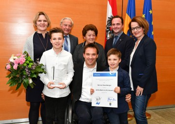 Sozial-Landesrätin Christiane Teschl-Hofmeister und Alexander Bernart (Direktor der AUVA-Landesstelle Wien) mit dem Preisträger Werner Rosenberger (vorne) und Familie bei der gestrigen Preisverleihung in St. Pölten
<br />
