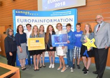LH Mikl-Leitner mit Schülerinnen und Schüler beim Europatag im Landtagssaal. 