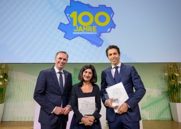 Landesrat Jochen Danninger mit Würdigungspreisträgerin Sonia Vallet und Anerkennungspreisträger Thomas Gremmel. 