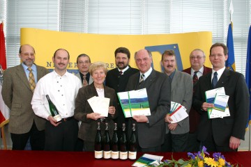 Landeshauptmann Dr. Erwin Pröll präsentierte heute die Schwerpunkte der NÖ Landesausstellung 2005. Im Bild der Landeshauptmann mit Vertretern aus der betroffenen Region Schmidatal im Bezirk Hollabrunn.