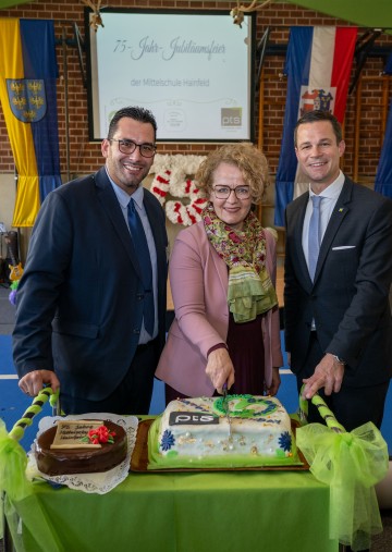 (v.l.n.r.) Schulleiter Stefan Scheiblecker, Bildungslandesrätin Christiane Teschl-Hofmeister und Bildungsdirektor Karl Fritthum.