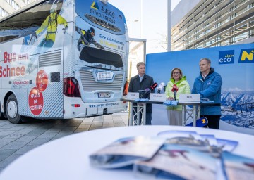 Bei der Pressekonferenz zur bevorstehenden Wintersaison (v.l.n.r.): Niederösterreich Werbung Geschäftsführer Michael Duscher, Landeshauptfrau Johanna Mikl-Leitner und ecoplus Alpin Geschäftsführer Markus Redl.