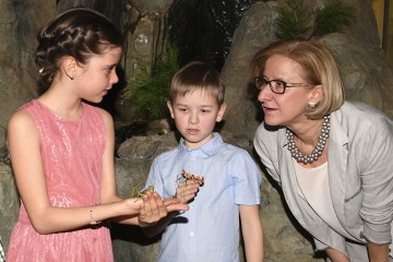 Landeshauptfrau Johanna Mikl-Leitner mit jungen Besuchern und lebenden Exponaten der Ausstellung „Stechen. Kratzen. Beißen. Mit den Waffen der Natur“ im Haus für Natur im Museum Niederösterreich in St. Pölten