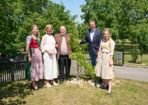 Die Pielachtaler Dirndlprinzessin Lisa Egger, Landeshauptfrau Johanna Mikl-Leitner, der Ehrenobmann der Tourismusregion Weinland Traisental Walter Pernikl, St. Pöltens Bürgermeister Matthias Stadler und Sophie Hromatka, Weinkönigin Niederösterreich, vor der Urrebe, die sich an einem Pielachtaler Dirndlbaum empor rankt. (v.l.)