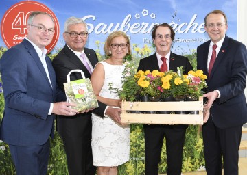 Zeichen setzen für ein blühendes Niederösterreich. Im Bild von links nach rechts: LH-Stellvertreter Stephan Pernkopf, Gemeindebundpräsident Alfred Riedl, Landeshauptfrau Johanna Mikl-Leitner, Aufsichtsratsvorsitzender Hans Roth und Bürgermeister Matthias Stadler