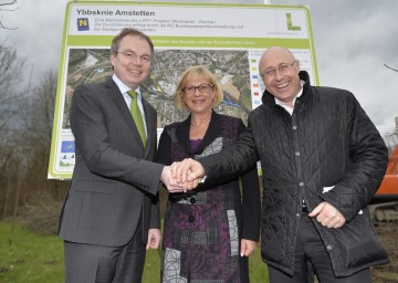 Umwelt-Landesrat Dr. Stephan Pernkopf sowie Bürgermeisterin Ursula Puchebner und Ing. Dieter Stadlbauer von der Gemeinde Amstetten freuen sich über das Naturschutz-Projekt inmitten der Stadt.