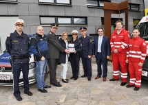 Übergabe der Defibrillatoren für Polizeiautos im Bezirk Gänserndorf mit Landeshauptfrau Johanna Mikl-Leitner (4.v.l.), Landespolizeidirektor Konrad Kogler (4.v.r.), Rotkreuz-Präsident Josef Schmoll (3.v.l.), OMV Austria-Geschäftsführer Reinhard J. Oswald (3.v.r.) und Notruf NÖ-Geschäftsführer Christof Constantin Chwojka (2.v.l.)