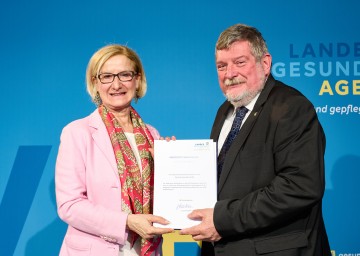 Landeshauptfrau Johanna Mikl-Leitner verabschiedete den Vorsitenden Zentralbetriebsrat der NÖ Gesundheits- und Pflegezentren Peter Maschat in den Ruhestand.