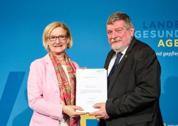 Landeshauptfrau Johanna Mikl-Leitner verabschiedete den Vorsitenden Zentralbetriebsrat der NÖ Gesundheits- und Pflegezentren Peter Maschat in den Ruhestand.