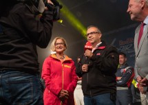 Kunstflugwettbewerb in Wiener Neustadt. Im Bild von links nach rechts: Landeshauptfrau Johanna Mikl-Leitner, Moderator Werner Fetz und Bürgermeister Klaus Schneeberger