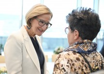 Landeshauptfrau Johanna Mikl-Leitner nahm sich Zeit für Gespräche mit den Besucherinnen und Besuchern beim „Tag der offenen Tür“ in ihrem Büro.