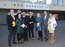 Vor dem sanierten Schulgebäude des BRG Kremszeile: Bürgermeister Dr. Reinhard Resch, Vizebürgermeister Gottfried Haselmayer, Bildungsministerin Gabriele Heinisch-Hosek, Schulleiter MMag. Manfred Kurz, Bildungs-Landesrätin Mag. Barbara Schwarz, Landesschulinspektorin Mag. Brigitte Wöhrer, DI Wolfgang Gleissner, Geschäftsführer der Bundesimmobiliengesellschaft m.b.H., und die ehemalige Direktorin und Landesschulratsinspektorin Mag. Hermine Rögner. (v.l.n.r.)