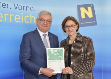 Im Bild von links nach rechts:  Alfred Riedl, Präsident des NÖ Gemeindebundes, und Landeshauptmann-Stellvertreterin Mag. Johanna Mikl-Leitner