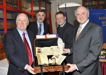 Präsentierten erste Objekte der Landesausstellung 2009: Kurator Prof. Stefan Karner, der Horner Bürgermeister Alexander Klik, der Leiter der Landesausstellung Mag. Hermann Dikowitsch und Landeshauptmann Dr. Erwin Pröll (v.l.n.r.)