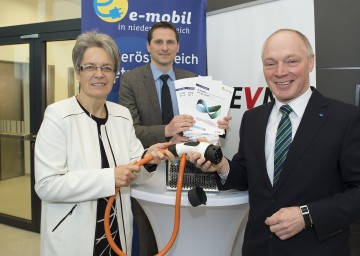 v.l.n.r.: Wirtschaftslandesrätin Dr.in Petra Bohuslav, Initiativenmanager \"e-mobil in niederösterreich\" DI Oliver Danninger, ecoplus Geschäftsführer Mag. Helmut Miernicki