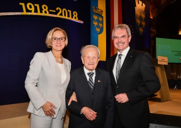 Landeshauptfrau Johanna Mikl-Leitner und Landtagspräsident Karl Wilfing mit dem 106-jährigen Zeitzeugen Otto Filipsky.