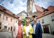 Andreas Nunzer, Vorsitzender des Vereins Welterbegemeinden, Landeshauptfrau Johanna Mikl-Leitner und Bernhard Schröder, Geschäftsführer Donau Niederösterreich Tourismus GmbH, (v.l.n.r.) in Weißenkirchen