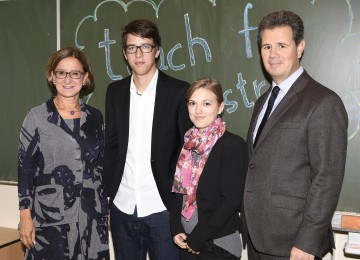 „Teach for Austria“ in Niederösterreich: Landeshauptmann-Stellvertreterin Mag. Johannes Mikl-Leitner, die \"Fellows\" Felix Stadler und Jana Fälbl sowie IV NÖ-Präsident Thomas Salzer. (v.l.n.r.)