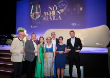 (v.l.) LH-Stellverstreter Stephan Pernkopf, Markus Laurer vom „Weingut des Jahres Laurer“, Landeshauptfrau Johanna Mikl-Leitner, die neue NÖ Weinkönigin Laura Hummel, NÖ Weinbaupräsident Reinhard Zöchmann, Petra Laurer und Martin Heinzl vom „Weingut des Jahres Heinzl-Gettinger“.