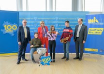 Freude über die Förderung für die NÖ Musikschulen: NÖ GVV-Präsident Rupert Dworak, Landeshauptfrau Johanna Mikl-Leitner mit Musikschülern und Musikschülerin sowie NÖ Gemeindebund-Präsident Johannes Pressl (v.l.n.r.)