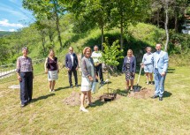 Landeshauptfrau Johanna Mikl-Leitner (4. v. l.) nahm mit Ehrengästen den Spatenstich für den neuen Heilwald vor.