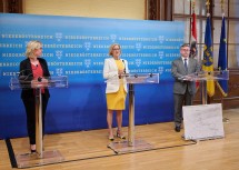 Bei der Pressekonferenz im Palais NÖ: Bundesministerin Leonore Gewessler, Landeshauptfrau Johanna Mikl-Leitner und Mobilitätslandesrat Ludwig Schleritzko (v.l.n.r.).