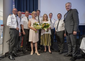 Von links nach rechts: Clemens Hickl (Rotes Kreuz Weinviertel), NÖ Gemeindebund-Präsident Johannes Pressl, Rotkreuz NÖ-Vizepräsident Werner Kraut, Landeshauptfrau Johanna Mikl-Leitner, Rotkreuz NÖ-Präsident Josef Schmoll, Landesrätin Ulrike Königsberger-Ludwig, Michael Opriesnig (Generalsekretär des Österreichischen Roten Kreuzes), Rotkreuz NÖ-Vizepräsident Hans Ebner und Landesrat Martin Eichtinger  