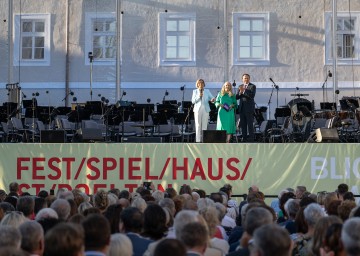 Landeshauptfrau Johanna Mikl-Leitner und Bürgermeister Matthias Stadler auf der Bühne am neugestalteten Domplatz im Gespräch mit Verena Scheitz.