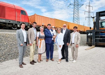 Kurt Bernegger jun., LH-Stellvertreter Udo Landbauer, Bürgermeisterin Magdalena Batoha, Kurt Bernegger mit Enkel Theo, Landeshauptfrau Johanna Mikl-Leitner, ÖBB-Vorstandsvorsitzender Andreas Matthä und Landtagsabgeordneter Christian Gepp bei der Eröffnung des neuen Bernegger-Standortes in Leobendorf (v.l.n.r.).