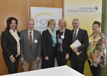 Präsentation von \"HoKi NÖ\": Renate Hlauschek, stellvertretende Vorsitzende \"MOKI NÖ\" und Leiterin des Kinder- und Jugendlichen-Palliativteams, Prim. Univ.-Doz. Dr. Erwin Hauser, Leiter der Kinder- und Jugendabteilung im Landesklinikum Thermenregion Mödling, Familien- und Sozial-Landesrätin Mag. Barbara Schwarz, Dr. Brigitte Riss, Vorsitzende Landesverband Hospiz NÖ, Hans Stefan Hintner, Landtagsabgeordneter und Bürgermeister von Mödling, und Christine Merschl, Koordinatorin \"HoKi NÖ\"(v.l.n.r.).