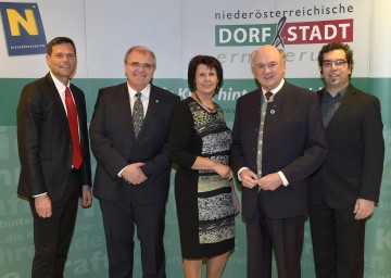 Geschäftsführer der NÖ Regional GmbH DI Walter Kirchler, Bundesminister Dr. Wolfgang Brandstetter, Dorferneuerungs-Obfrau Maria Forstner, Landeshauptmann Dr. Erwin Pröll, DI Bernhard Haas (v. l. n. r.)