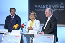 Bürgermeister Matthias Stadler, Landeshauptfrau Johanna Mikl-Leitner und Bischof Alois Schwarz bei der Pressekonferenz im Sparkassenhaus.