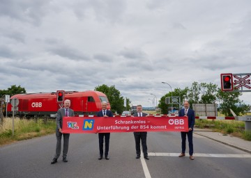 Wiener Neustadt, ÖBB und Bundesland Niederösterreich setzen gemeinsam die Unterführung bei der B 54 um. Im Bild von links nach rechts: Bürgermeister Klaus Schneeberger, ÖBB Infrastruktur-Vorstand Franz Bauer, Landesrat Ludwig Schleritzko und Straßenbaudirektor-Stellvertreter Rainer Irschik