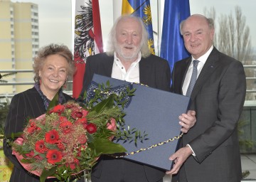 Landeshauptmann Dr. Erwin Pröll überreichte Karl Merkatz, im Bild mit Gattin Martha, zu seinem 85. Geburtstag den Niederösterreich-Anzug.