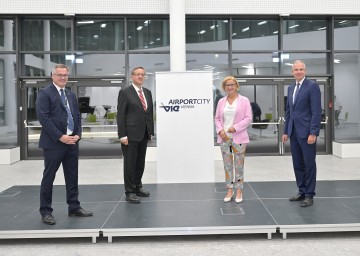 Dialog über Airport-City am Flughafen Schwechat. Wolfgang Scheibenpflug, Geschäftsbereichsleiter Immobilien- und Standortmanagement, Flughafenvorstand Günther Ofner, Landeshauptfrau Johanna Mikl-Leitner und Stefan Höffinger (v.l.n.r.) informierten über Projekte und Ideen.